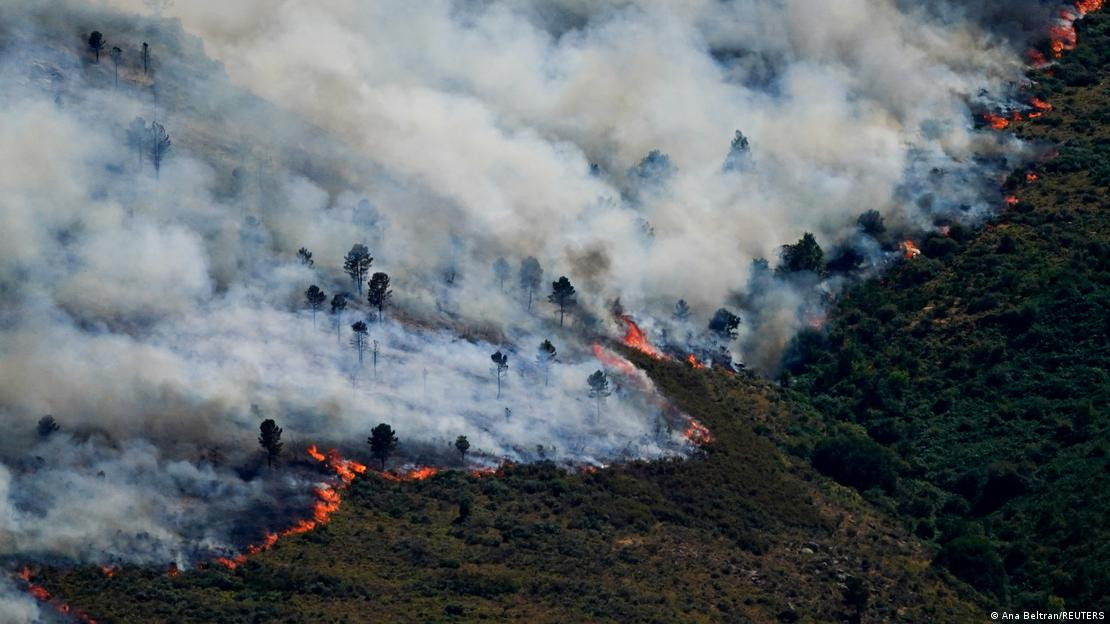 Diario Frontera, Frontera Digital,  Internacionales, ,Vista de un incendio forestal que se extiende por las montañas de Burgohondo, en Ávila, España. (23.07.2026),Evacuaciones masivas por feroces incendios en sur de Europa