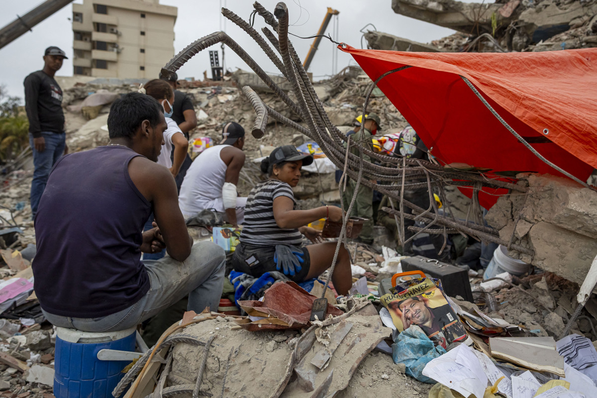 Diario Frontera, Frontera Digital,  Nacionales, ,Personas instalan campamentos frente a edificios destruidos por terremotos en Caraballeda | EFE,Los obispos se hacen eco de la indignación de las víctimas 
de los terremotos desatendidas por el Estado
