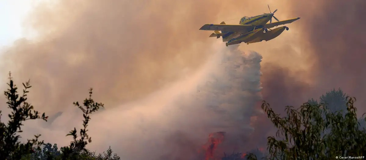 Diario Frontera, Frontera Digital,  Internacionales, ,Un avión lanza agua sobre las llamas cerca de Madrid.Imagen: Cesar Manso/AFP,España combate el mayor incendio forestal de su historia