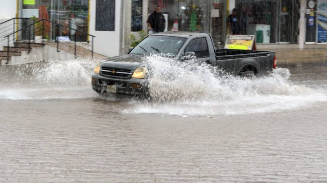 Diario Frontera, Frontera Digital,  Nacionales, ,La fuerte lluvia con los relámpagos, truenos y ráfagas de viento también afectarán a los habitantes de sectores del centro, oeste y sur de Maracaibo, San Francisco, municipios Mara y Jesús Enrique Lossada.,Onda tropical N° 30 provocó tormenta eléctrica y vientos huracanados en Maracaibo