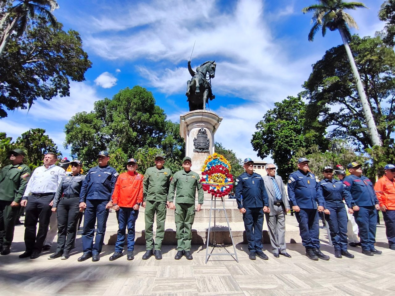 Diario Frontera, Frontera Digital,  Regionales, ,Como parte de los honores, las delegaciones presentaron sus estandartes ante la estatua del padre de la patria y guardaron un minuto de silencio en memoria de las víctimas de los terremotos ocurridos en Venezuela hace un mes,Con izada de la bandera conmemoran natalicio de Simón Bolívar