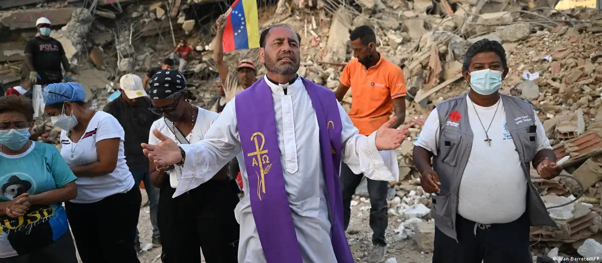 Diario Frontera, Frontera Digital,  Nacionales, ,Rescatistas de protección civil, bomberos, voluntarios y familiares de los fallecidos acompañaron el rezo. (24.07.2026)Imagen: Juan Barreto/AFP,Un minuto de silencio por un mes de catástrofe en Venezuela
