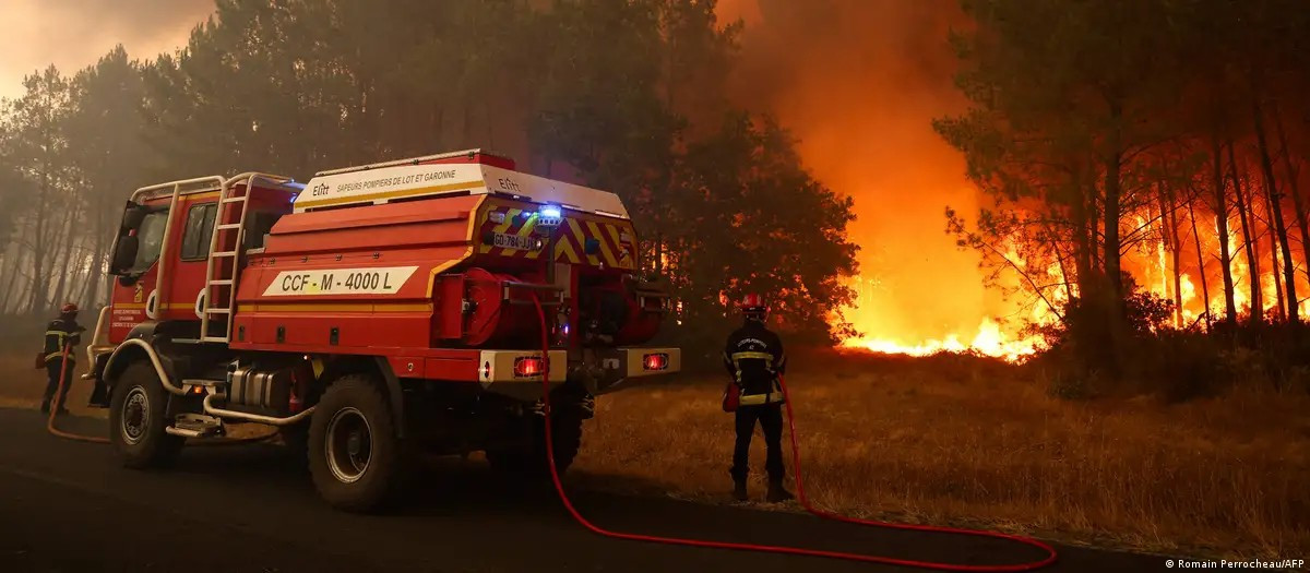 Diario Frontera, Frontera Digital,  Internacionales, ,Un camión de bomberos junto al incendio de Le Porge, en el sudoeste de Francia.Imagen: Romain Perrocheau/AFP,Los incendios arrasan más superficie que nunca en Francia