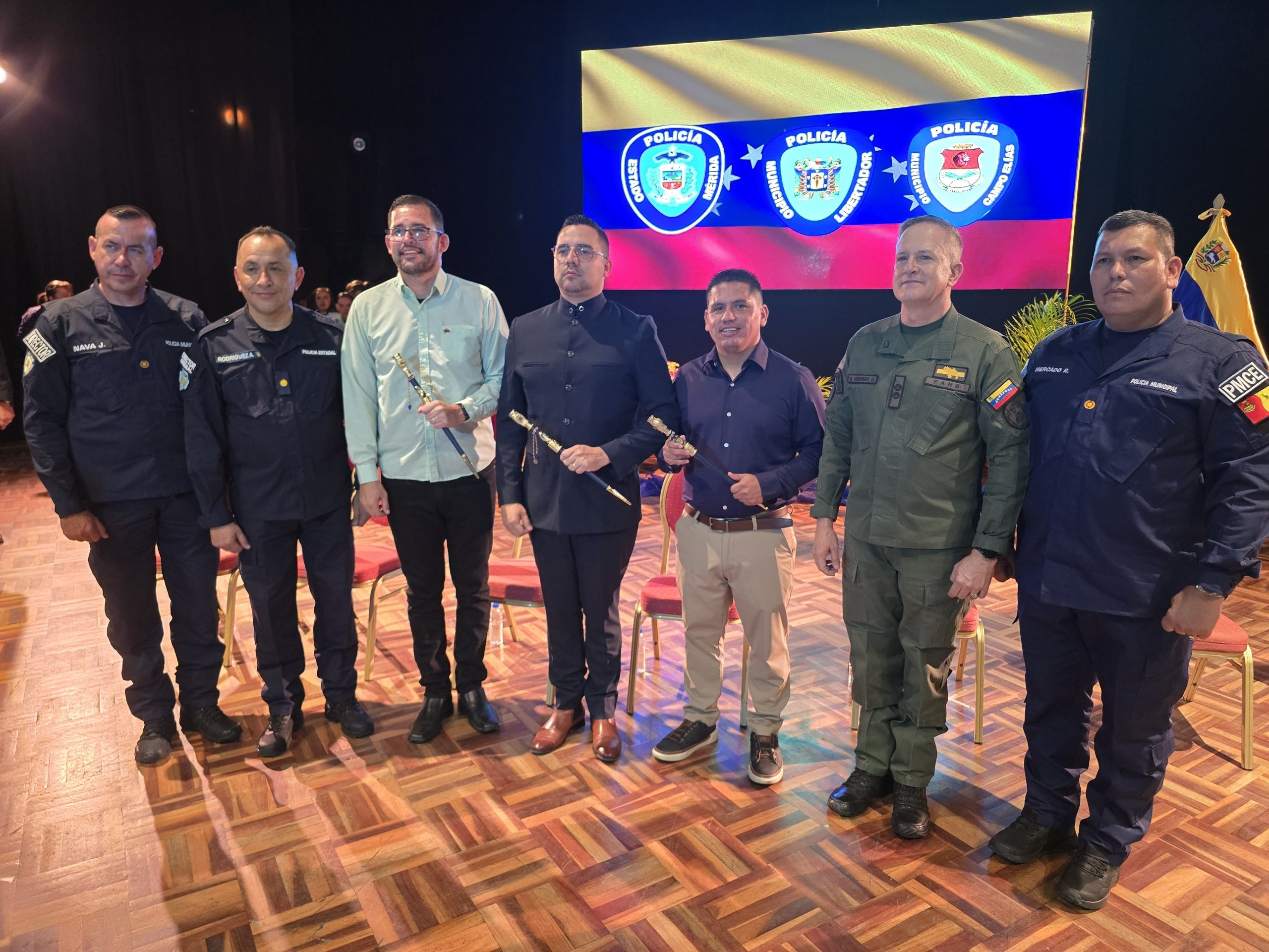 Diario Frontera, Frontera Digital,  Regionales, ,El evento tuvo lugar en el Centro Cultural Tulio Febres Cordero, donde un total de 162 policías recibieron ascensos,Gobernador Arnaldo Sánchez asciende a la primera mujer merideña a Comisaria General