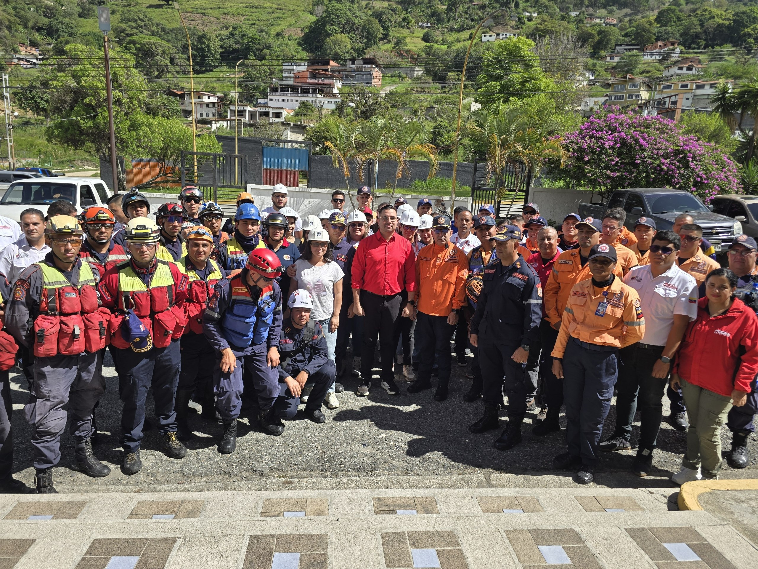 Diario Frontera, Frontera Digital,  Regionales, ,La ingeniero del movimiento de profesionales y técnicos del estado Mérida, Brenda Albornoz, expresó: "Nos desplegamos hoy para acudir a ese llamado que nos hace Venezuela. Tenemos experiencia en emergencias, hoy nos toca ayudar a nuestra gente. Vamos a aportar nuestros conocimientos",Nuevo contingente de especialistas parte a Caracas y La Guaira