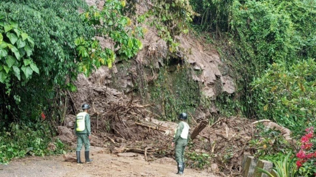 Diario Frontera, Frontera Digital,  Regionales, Páramo, ,Un fuerte deslizamiento de tierra en el sector La Soledad, parroquia Altamira de Cáceres, municipio Bolívar, Barinas, ha dejado incomunicadas las importantes vías que conectan a los estados Barinas y Mérida,Deslizamiento de tierra bloquea paso vial entre Barinas y Mérida
