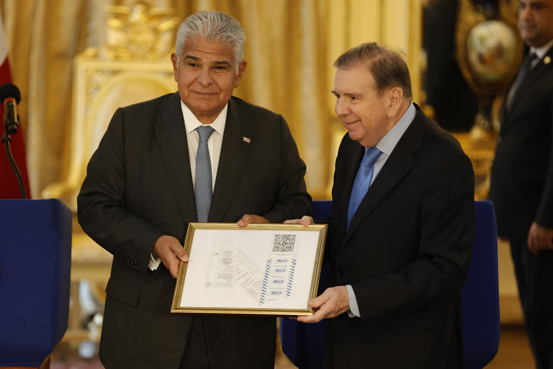 Diario Frontera, Frontera Digital,  Politica, ,El presidente de Panamá, José Raúl Mulino, sostiene un cuadro con actas electorales entregado por el líder opositor venezolano Edmundo González Urrutia. Foto EFE/ Bienvenido Velasco,A dos años de las elecciones presidenciales: el triunfo de Edmundo González Urrutia que el régimen desconoció