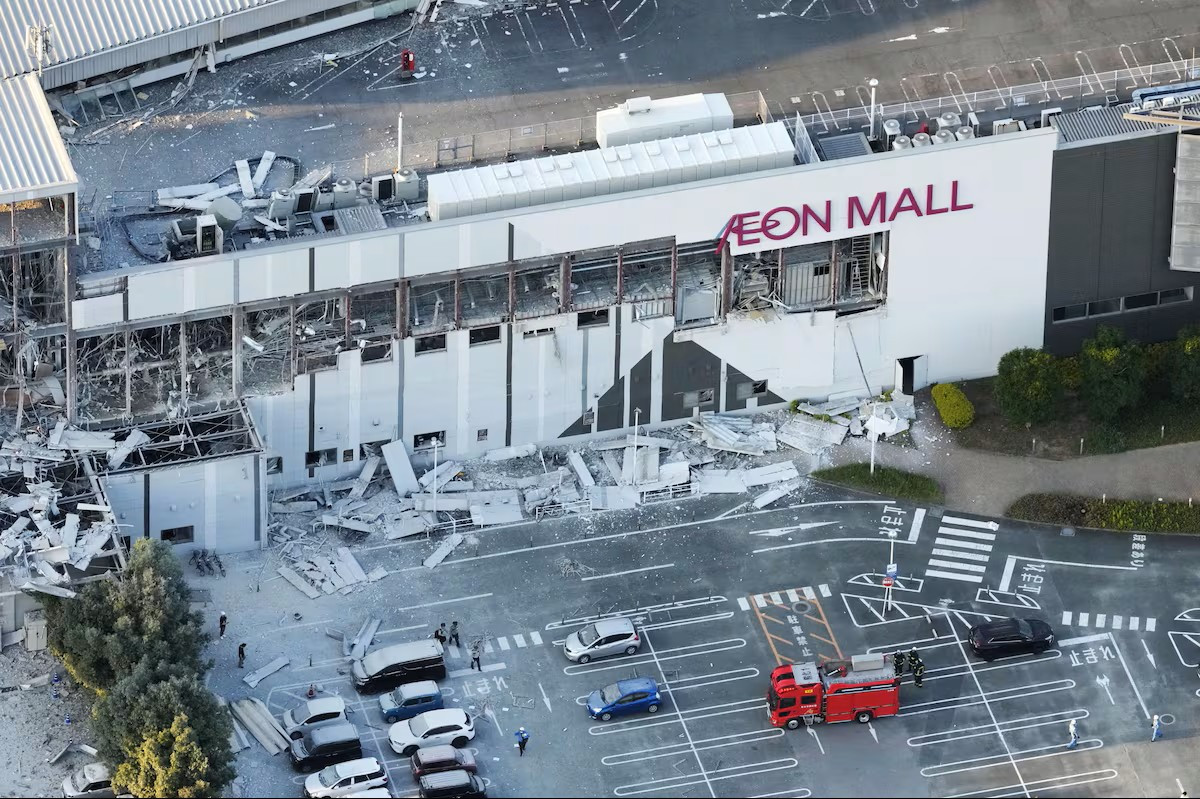 Diario Frontera, Frontera Digital,  Internacionales, ,Imagen aérea de los daños provocadas por la explosión en el centro comercial AEON Mall, en la prefectura de Kashima, en la prefectura de Kumamoto, este martes. undefined/Kyodo News via AP,Varias personas quedan atrapadas en la explosión de un centro comercial tras un fuerte terremoto en Japón