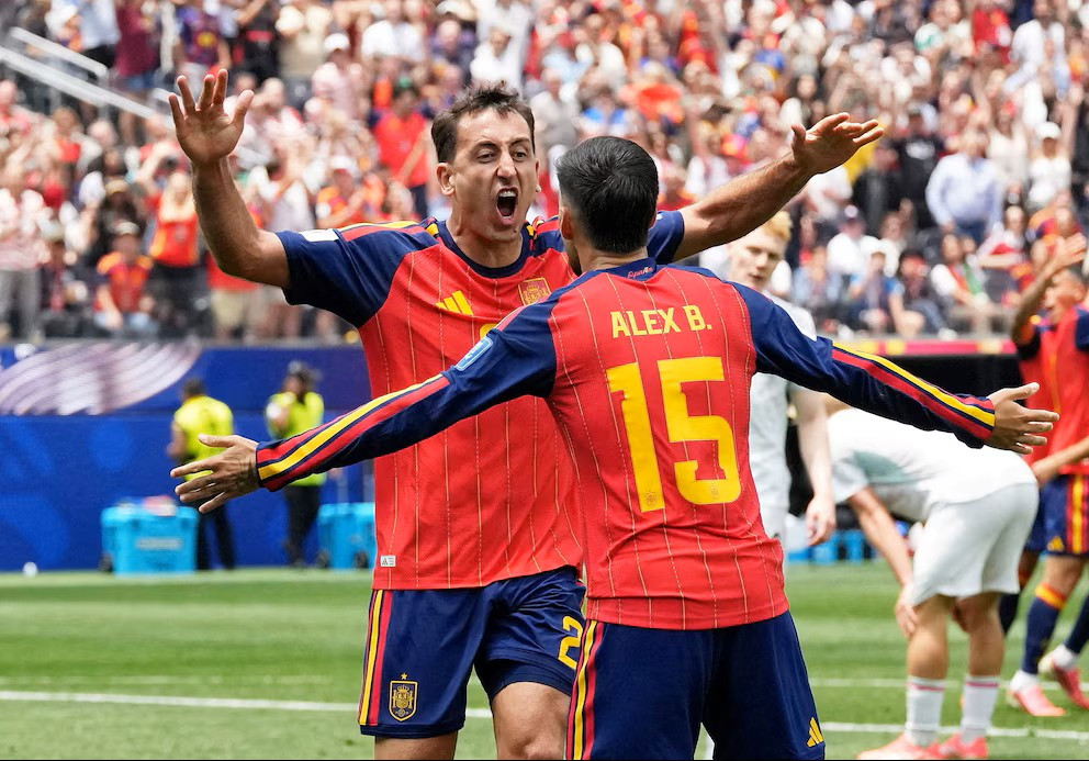 Diario Frontera, Frontera Digital,  Copa Mundial FIFA 2026, ,Primera vida salvada. España es equipo de octavos. La ronda extra del Mundial 2026 superada. Luis de la Fuente apostó por aquella revolución que dio la mejor versión de la Selección en la fase de grupos, y vaya si ha resultado,España convence y golea a Austria con la ‘revolución de Arabia’ 
para pasar a octavos de final del Mundial 2026