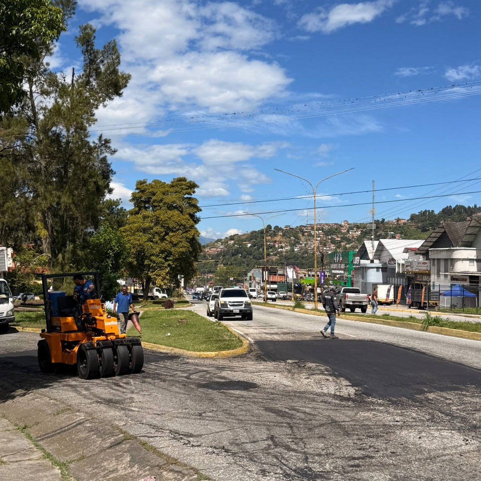 Diario Frontera, Frontera Digital,  Regionales, ,Alcalde Nelson Álvarez desplegó 193 toneladas de asfalto en la avenida Los Próceres