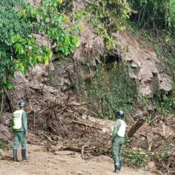 Frontera Digital,  Regionales, Páramo,  Deslizamiento de tierra bloquea paso vial entre Barinas y Mérida